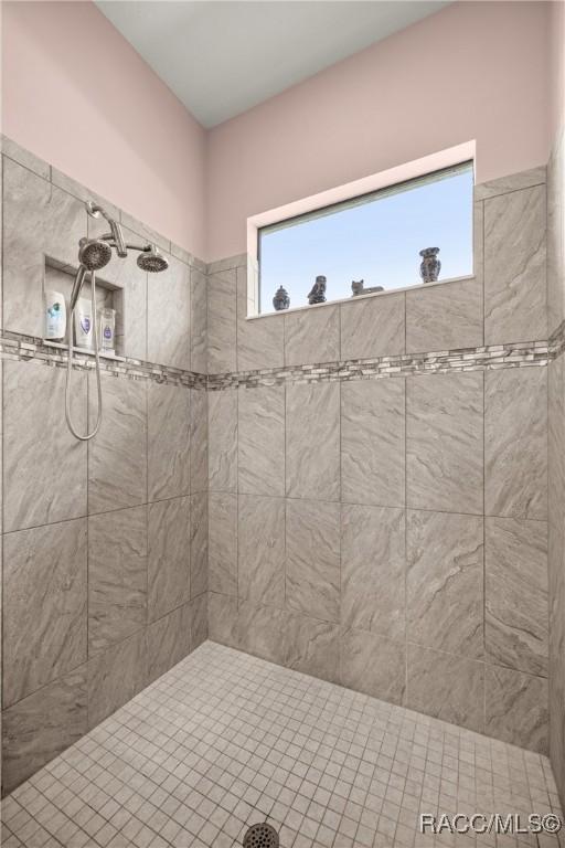 full bath featuring tiled shower
