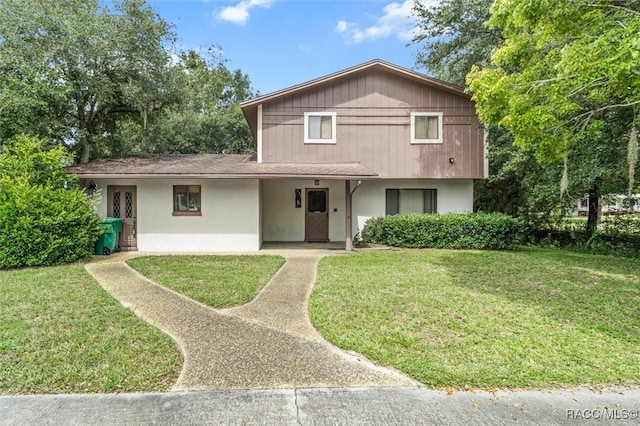 view of front of property featuring a front yard