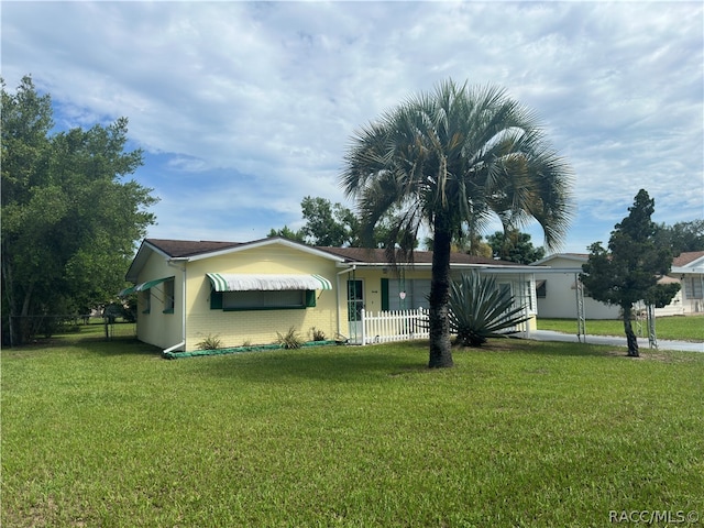 view of front of home featuring a front yard