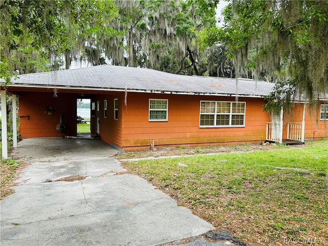 view of front facade with a carport