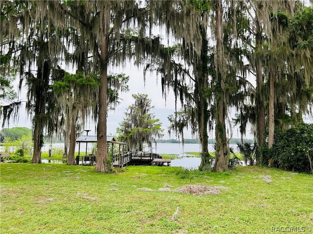 view of yard featuring a water view