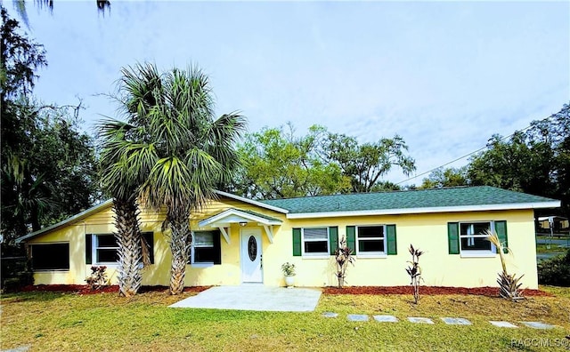 view of front of home featuring a front yard and a patio area