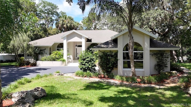 view of front facade featuring a front lawn