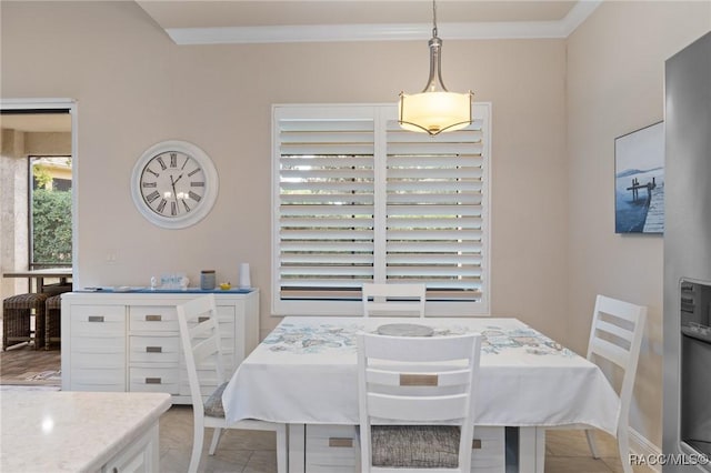 dining area with ornamental molding