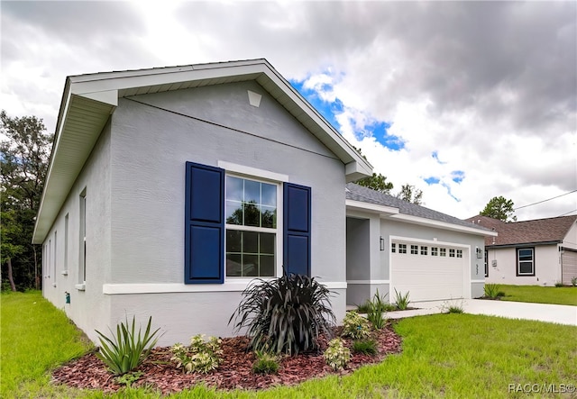 view of front facade featuring a front yard and a garage