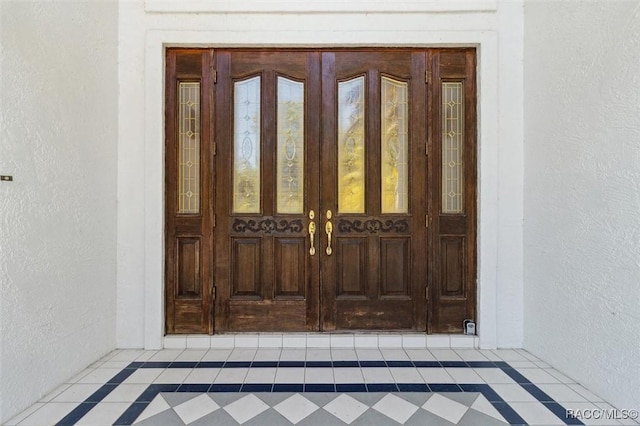 property entrance featuring stucco siding