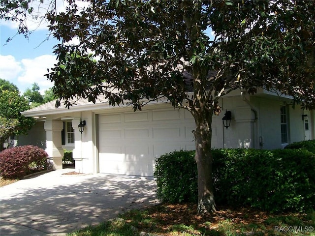 view of front facade featuring a garage