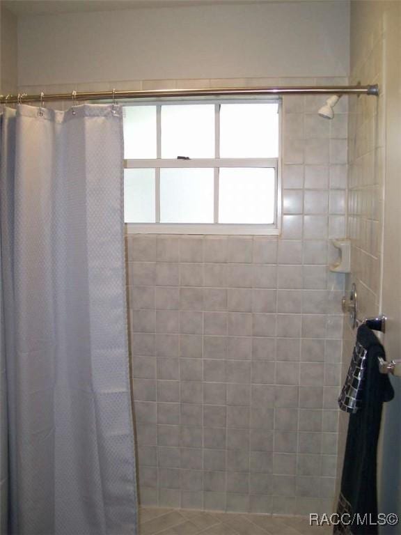 bathroom featuring a shower with shower curtain