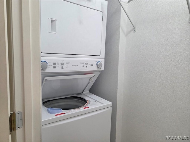 933 N Rembrandt Way, Inverness, FL 34453 - laundry area with stacked washer / drying machine