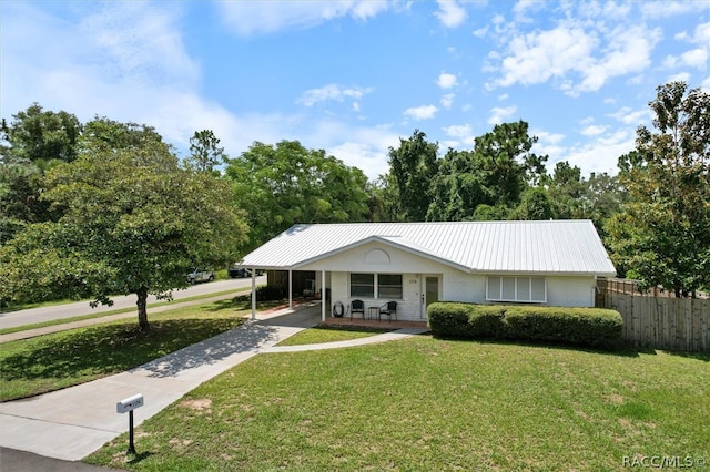 view of front of house with a carport and a front yard