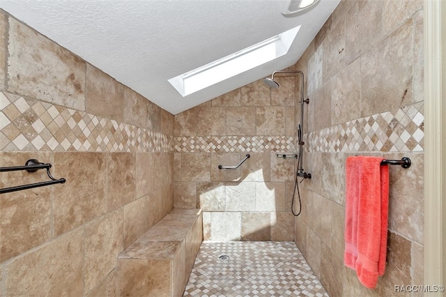 391 E Falconry Ct, Hernando, FL 34442 - full bathroom featuring a skylight, lofted ceiling, tiled shower, and a textured ceiling