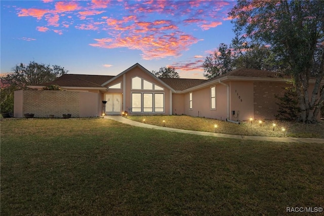 view of front facade featuring a lawn