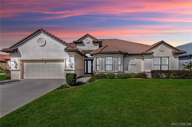 view of front of home featuring a yard and a garage