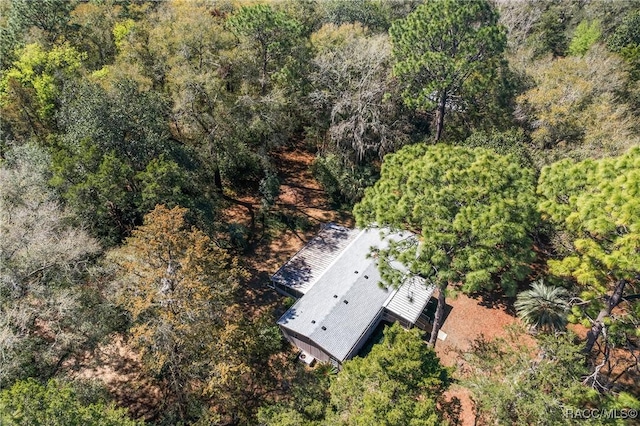 birds eye view of property featuring a forest view