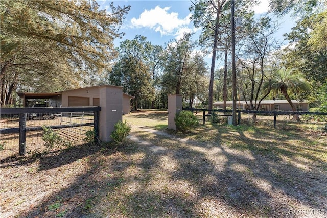 view of yard featuring fence and an outbuilding