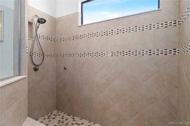 bathroom featuring a tile shower