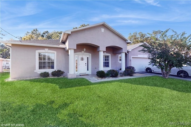 view of front of house featuring a front lawn and a garage