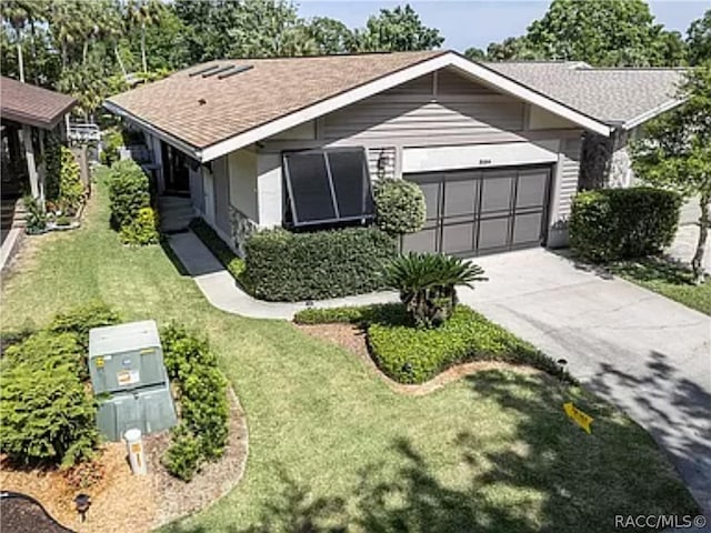 view of front facade featuring a garage and a front lawn