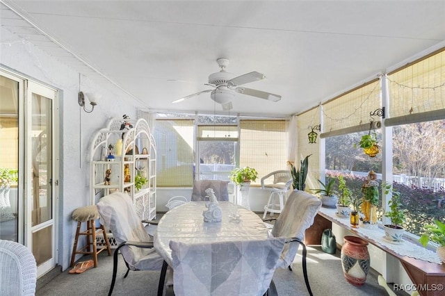 sunroom with ceiling fan