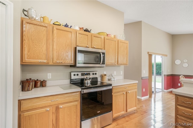 5694 W Hunters Ridge Cir, Lecanto, FL 34461 - kitchen featuring stainless steel appliances, light wood finished floors, and light countertops