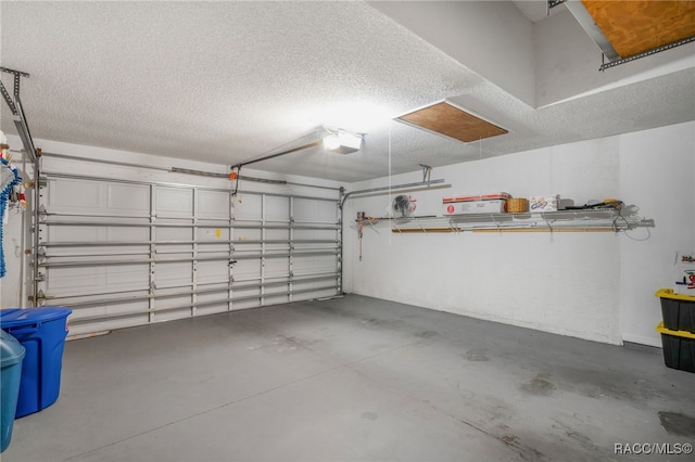 5694 W Hunters Ridge Cir, Lecanto, FL 34461 - garage featuring a garage door opener