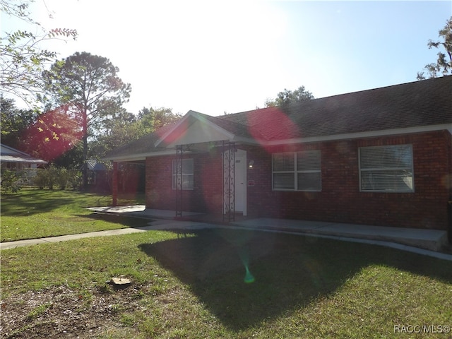 view of front facade featuring a front lawn