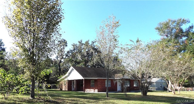 view of front facade featuring a front yard