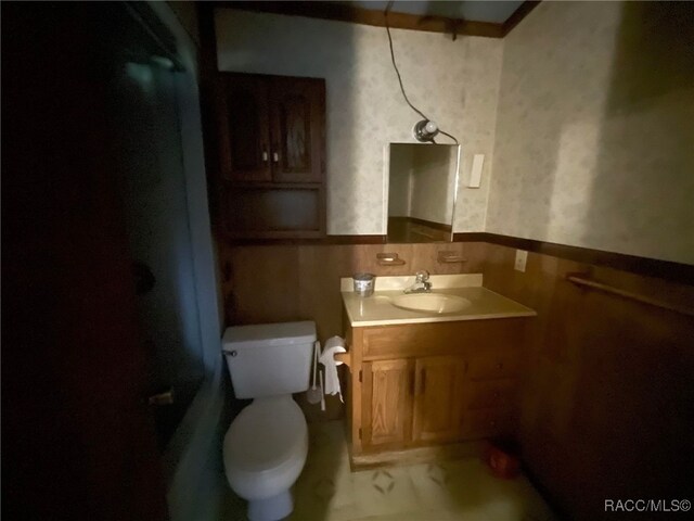 120 NW Magnolia Cir, Crystal River, FL 34428 - full bathroom with vanity, wainscoting, and marble look tiles
