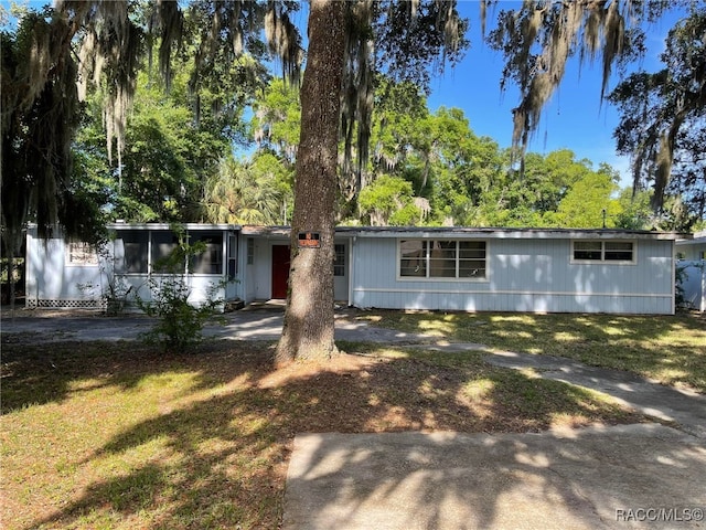 120 NW Magnolia Cir, Crystal River, FL 34428 - view of front of home with a front yard