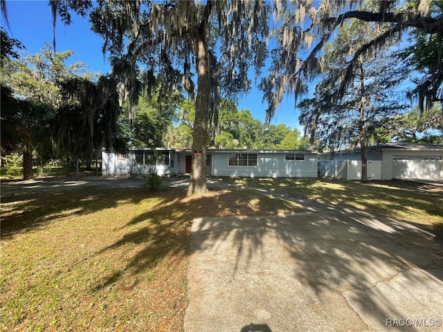 120 NW Magnolia Cir, Crystal River, FL 34428 - view of front of home with a front lawn
