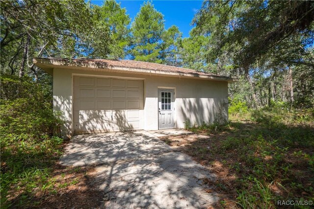 5550 W Yearling Dr, Beverly Hills, FL 34465 - garage featuring concrete driveway