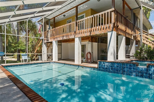 view of pool featuring an in ground hot tub, a patio, and a lanai