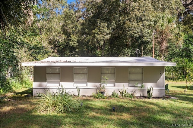 view of front of property with a front yard