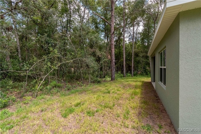view of yard featuring a forest view