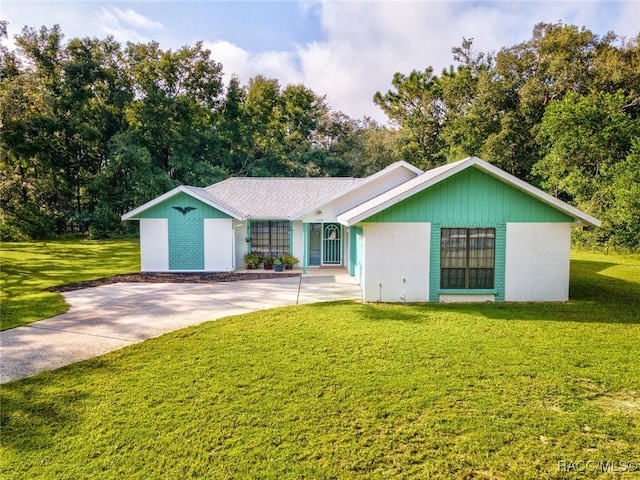 single story home featuring a front lawn