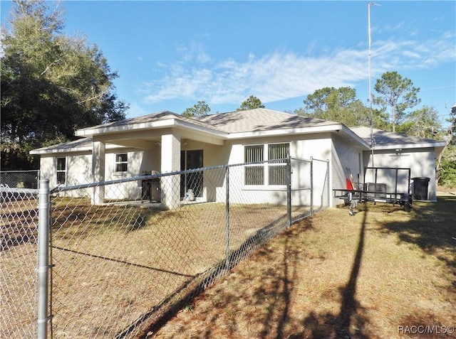 view of front of home featuring a front lawn