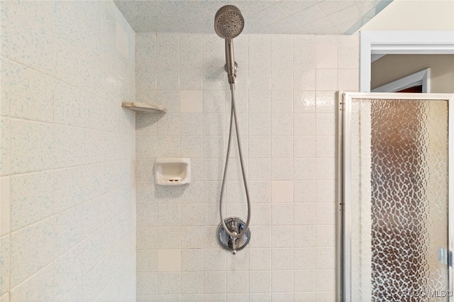 bathroom featuring a tile shower