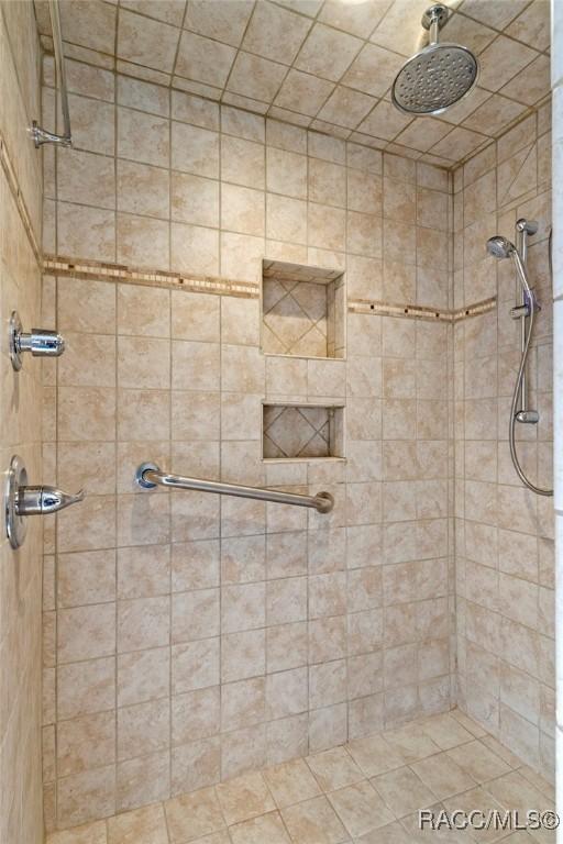 bathroom featuring tiled shower