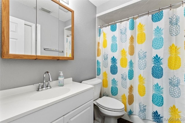 full bathroom featuring visible vents, curtained shower, toilet, and vanity