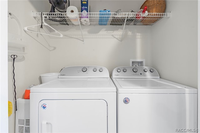 washroom featuring washing machine and clothes dryer