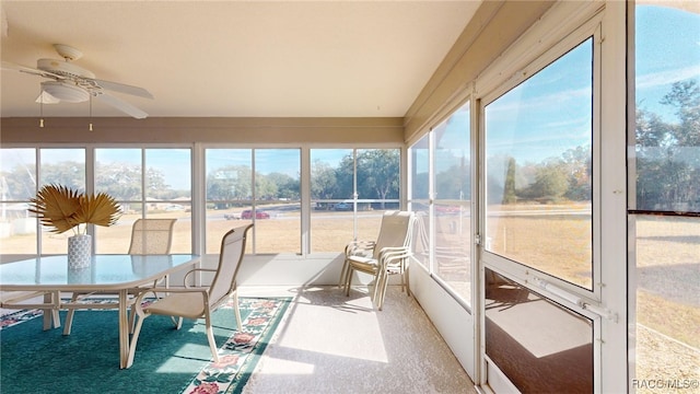 sunroom with ceiling fan