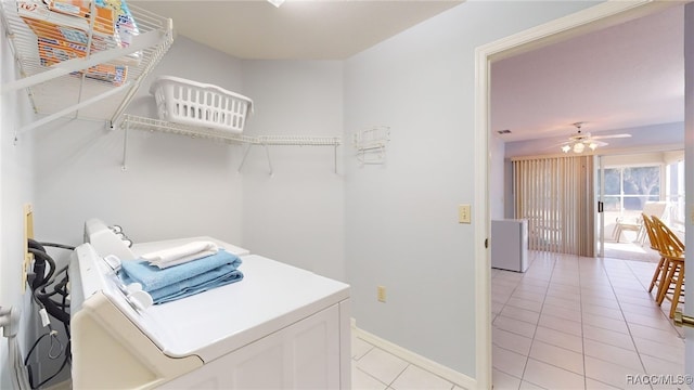 washroom featuring light tile patterned floors, washer and clothes dryer, and ceiling fan