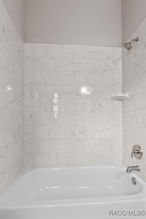 bathroom featuring tiled shower / bath combo