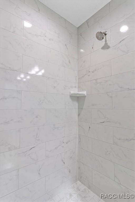 bathroom featuring a tile shower