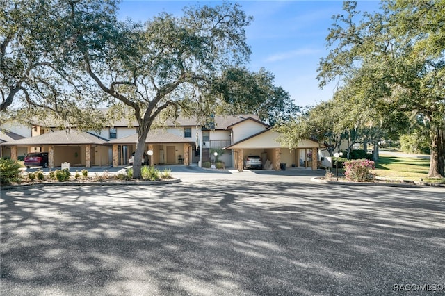 view of front of house with driveway