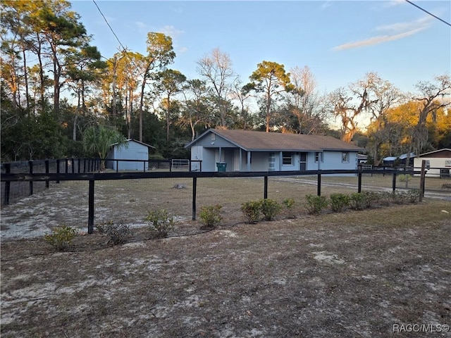 view of yard featuring a shed