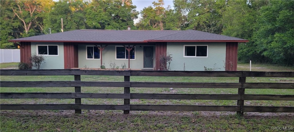 ranch-style house featuring roof with shingles