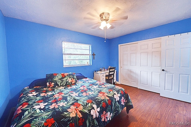 bedroom featuring hardwood / wood-style flooring, ceiling fan, a textured ceiling, and a closet