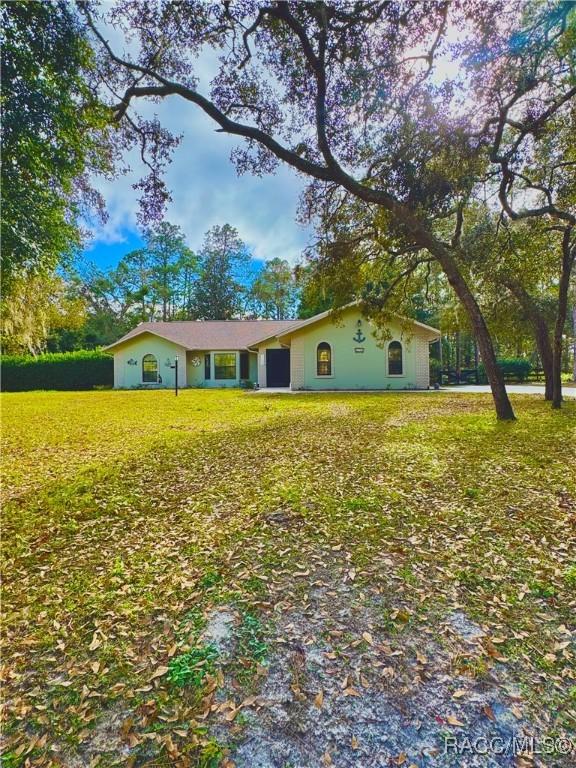 view of front of property with a front yard