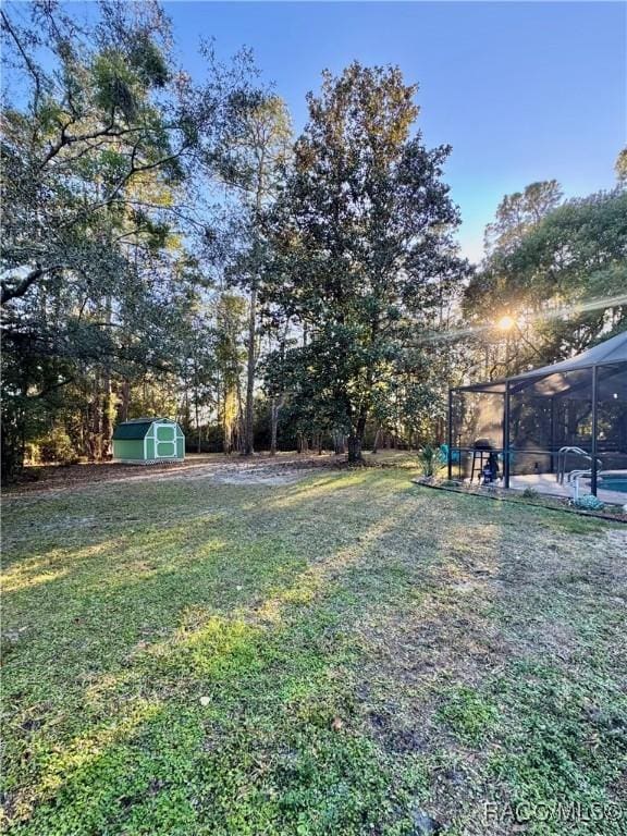 view of yard with a shed